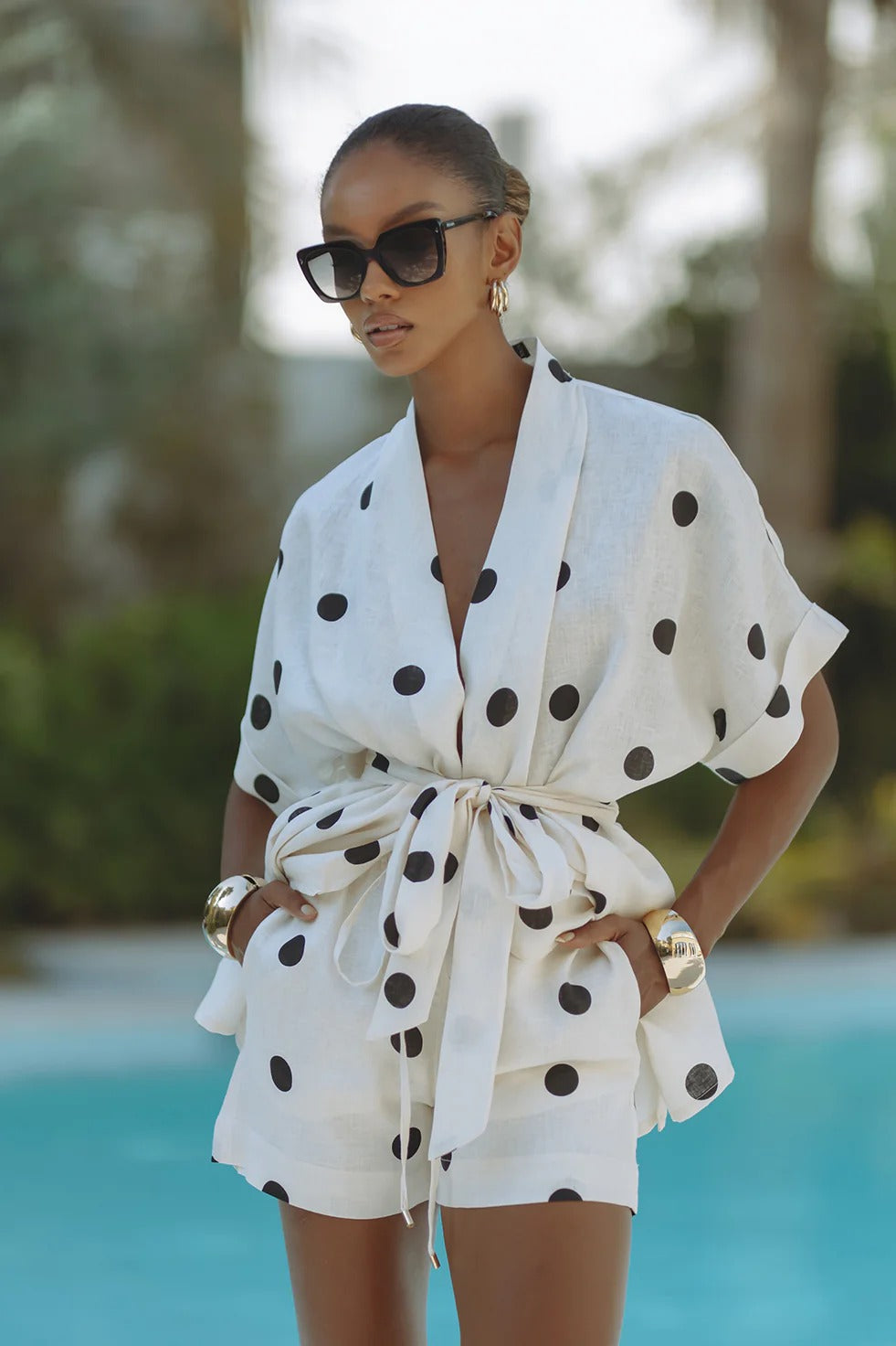 Conjunto de Dos Piezas con Kimono y Pantalón Corto